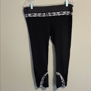 Lululemon Athletica Black and Gray Capris